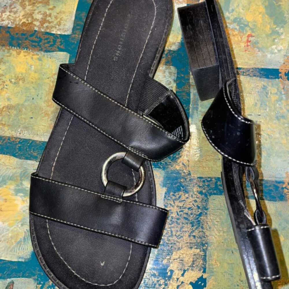 women's flip-flops, size 8, thong style, black.